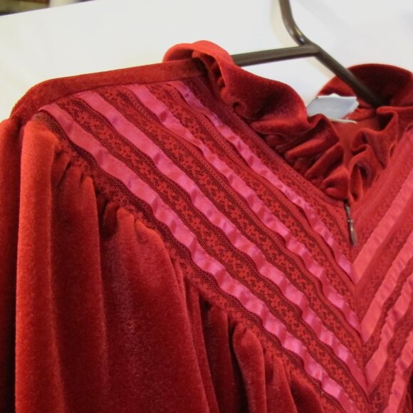 Gilligan & O’Malley red velvet long robe L/XL - Picture 2 of 6